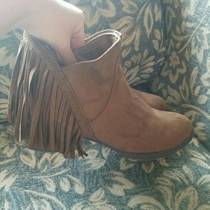 Womens short fall fringe boot
